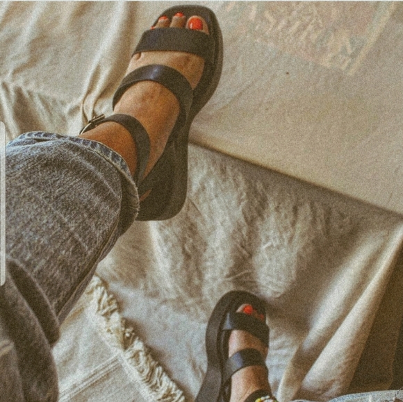 🚨LOW STOCK ALERT🚨// Black Strappy Chunky platform Sandal - Picture 5 of 5